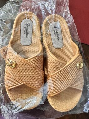 Unbranded Women’s Tan Cross-Strap Slide Sandals with Gold Accent